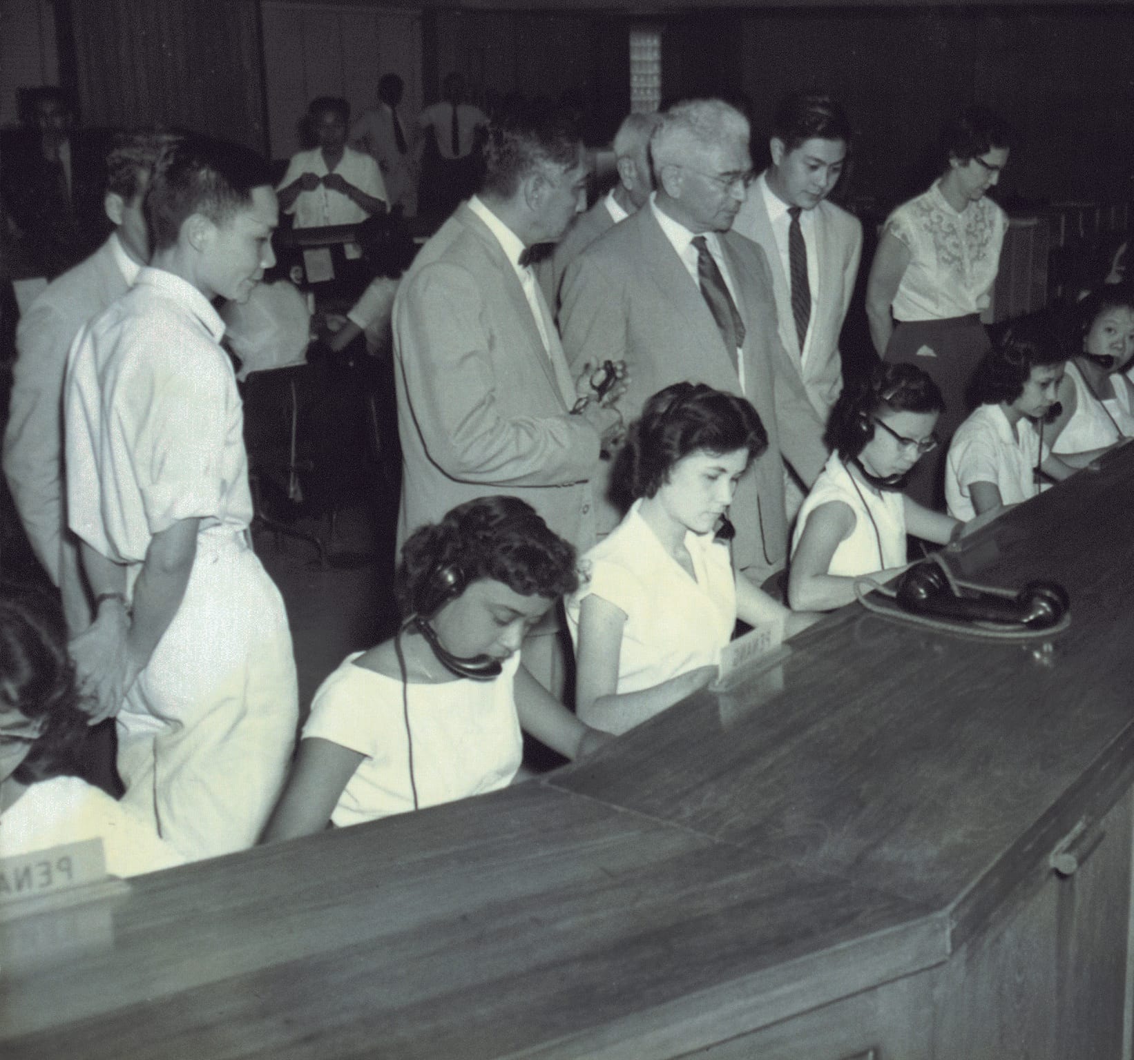 Yang di-Pertuan Negara (Head of State) Yusof Ishak observing operators at work when he visited the Singapore Telephone Board, 1961. Yusof Ishak collection, courtesy of National Archives of Singapore.